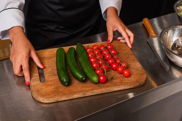 Cropped View African American Woman Ripe Vegetables Cutting Board — Φωτογραφία Αρχείου