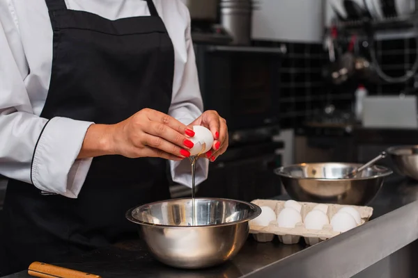 Partial View African American Woman Breaking Raw Egg Bowl While — ストック写真