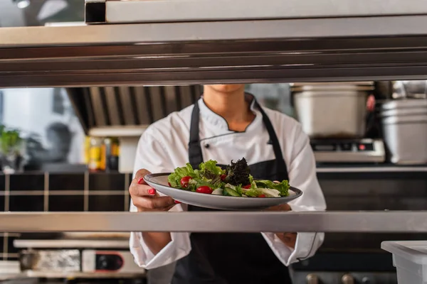 Cropped View African American Chef Holding Plate Freshly Cooked Salad — Stockfoto