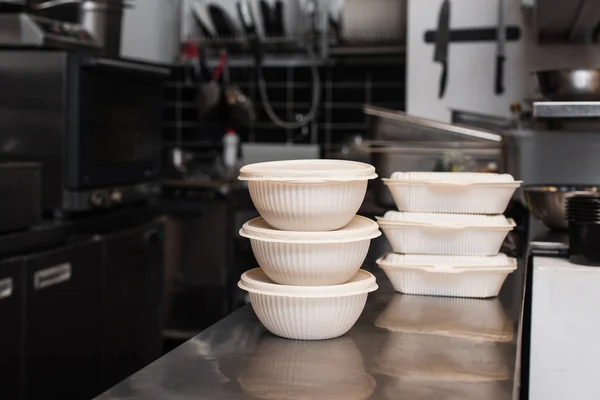 Plastic Containers Bowls Prepared Food Charity Kitchen — 图库照片