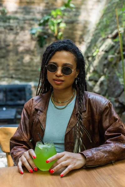 African American Woman Stylish Sunglasses Holding Glass Green Alcohol Cocktail —  Fotos de Stock