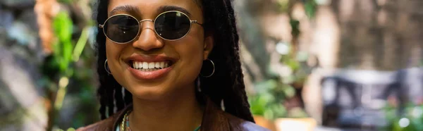 Портрет Щасливої Афроамериканки Сонцезахисних Окулярах Посміхаючись Надворі Банер — стокове фото