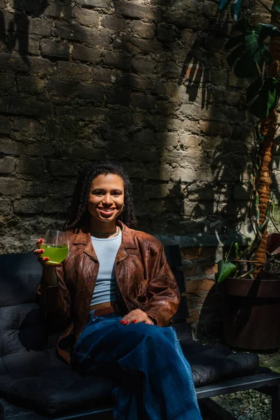 Happy African American Woman Sunglasses Holding Glass Green Cocktail Sitting — Stock fotografie
