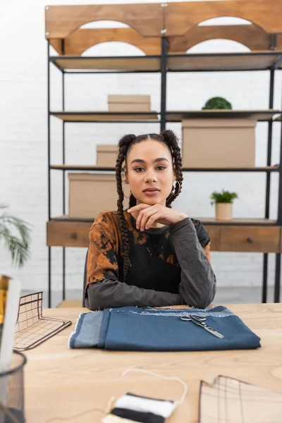 Young African American Craftswoman Looking Camera Cloth Scissors Workshop — Stockfoto