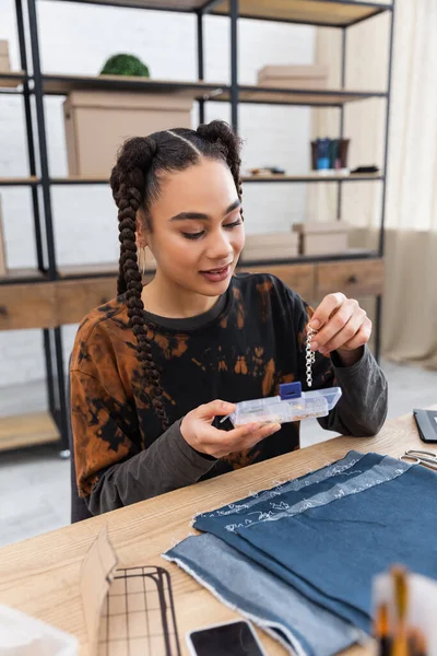 Smiling African American Craftswoman Holding Decorative Chain Cloth Workshop — ストック写真