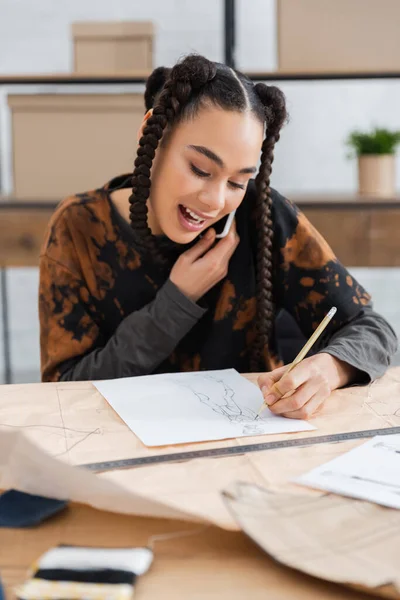 African American Craftswoman Drawing Sketch Talking Smartphone Workshop —  Fotos de Stock