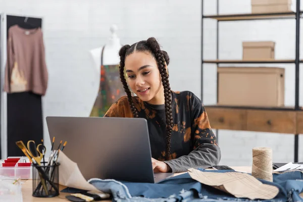 Smiling African American Designer Using Laptop Cloth Sewing Pattern Workshop — Stock Photo, Image