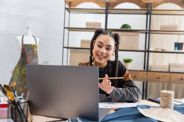 Smiling African American Craftswoman Having Video Call Laptop Workshop — Stockfoto