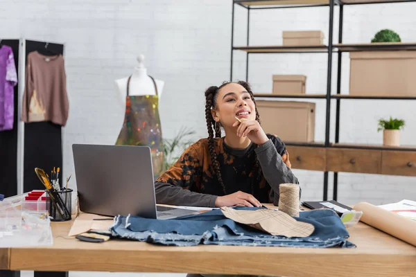 Dreamy African American Craftswoman Sitting Sewing Equipment Laptop Workshop — Stock Photo, Image