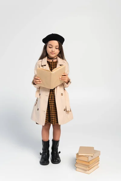 Full Length Cute Kid Stylish Autumnal Outfit Beret Reading Book — Stock Photo, Image