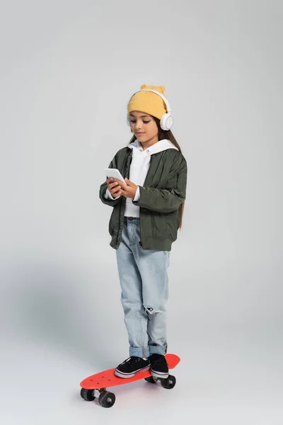 Full Length Cute Girl Wireless Headphones Trendy Autumnal Outfit Using — Fotografia de Stock