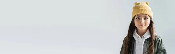 Портрет Веселого Хлопчика Капелюсі Бомбардувальнику Який Дивиться Камеру Ізольовано Сірому — стокове фото