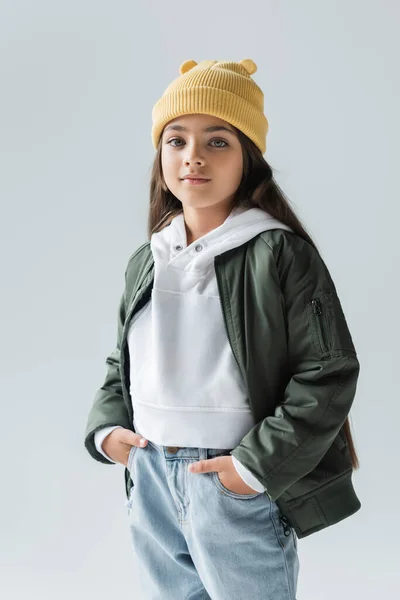 Portrait Adorable Girl Yellow Beanie Hat Stylish Autumnal Outfit Posing — Fotografia de Stock