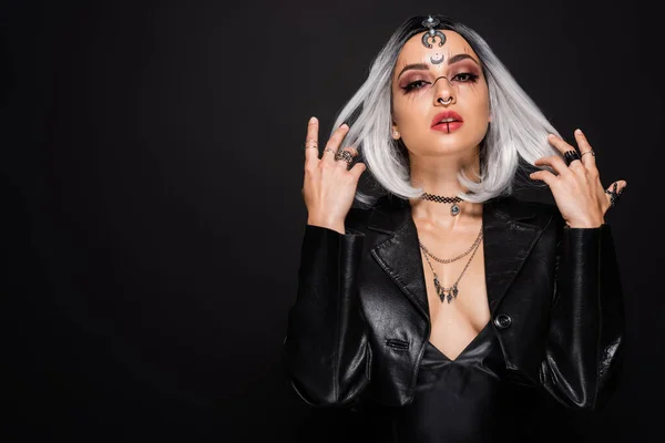 Mujer Traje Bruja Maquillaje Tocando Ceniza Pelo Rubio Mientras Mira — Foto de Stock