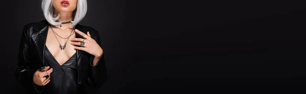 Частичный Вид Сексуальную Ведьму Кожаной Куртке Декольте Изолированы Черном Баннер — стоковое фото