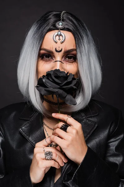 Στάχτη Ξανθιά Γυναίκα Μάγισσα Απόκριες Μακιγιάζ Συγκαλύπτοντας Πρόσωπο Σκούρο Τριαντάφυλλο — Φωτογραφία Αρχείου