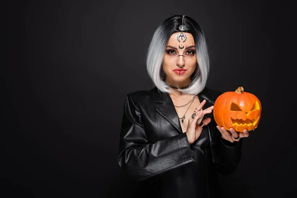 Lächelnde Frau Lederjacke Und Hexenschminke Mit Geschnitztem Kürbis — Stockfoto