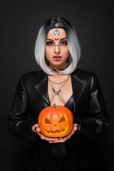 Sexy Vrouw Heks Halloween Make Houden Jack Lantaarn Kijken Naar — Stockfoto