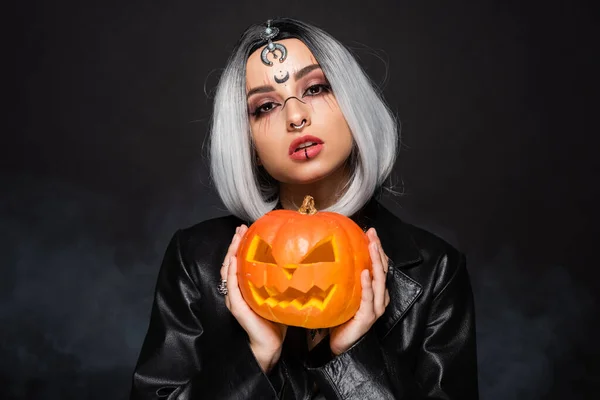Retrato Da Bruxa De Halloween, Lindas Jovens Asiáticas Segurando