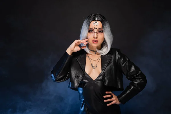 Mujer Traje Halloween Bruja Posando Con Mano Cadera Cerca Niebla — Foto de Stock