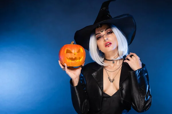 Mujer Bruja Halloween Traje Celebración Jack Linterna Sobre Fondo Azul —  Fotos de Stock