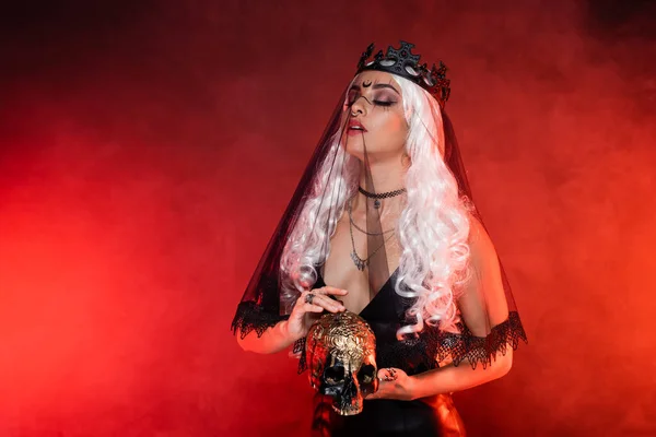 Sexy Donna Costume Strega Halloween Piedi Con Gli Occhi Chiusi — Foto Stock