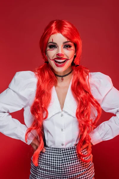 Leende Kvinna Med Clown Makeup Och Ljust Hår Står Med — Stockfoto
