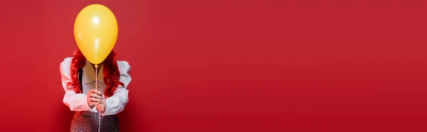Рыжая Женщина Белой Блузке Затемняющее Лицо Желтым Шаром Хэллоуин Партии — стоковое фото
