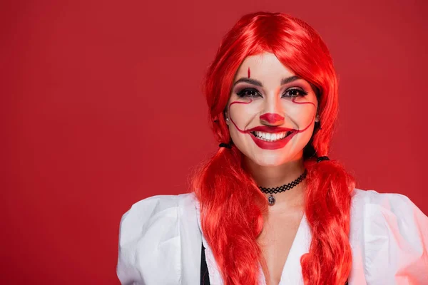 Mujer Alegre Con Pelo Colores Brillantes Maquillaje Payaso Mirando Cámara — Foto de Stock