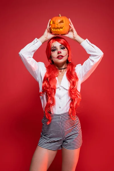 Νεαρή Κοκκινομάλλα Γυναίκα Στο Halloween Μακιγιάζ Εκμετάλλευση Σκαλιστά Κολοκύθα Πάνω — Φωτογραφία Αρχείου