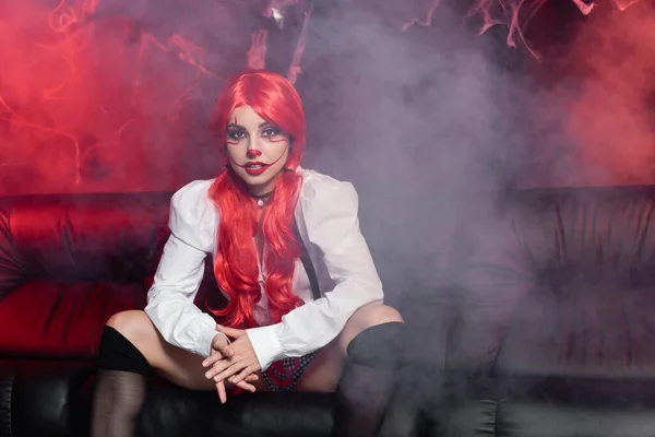 Женщина Красным Слухом Хэллоуин Макияж Глядя Камеру Рядом Туманом Темном — стоковое фото