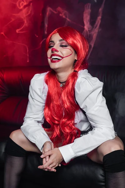 Izgatott Vörös Hajú Csukott Szemmel Halloween Smink Nevetés Sötét Háttér — Stock Fotó