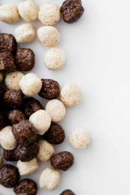 Vanilya ve çikolata aromalı mısır gevreğinin beyaza izole edilmiş görüntüsünü kapat. 