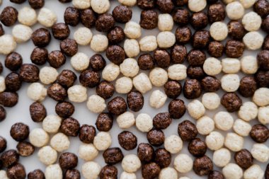 Vanilyalı gevrek toplarının arka planı ve beyaz üzerine çikolata aromalı 