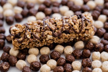 Vanilya ve çikolata aromalı gevrek toplarının üzerindeki granola barını kapat. 