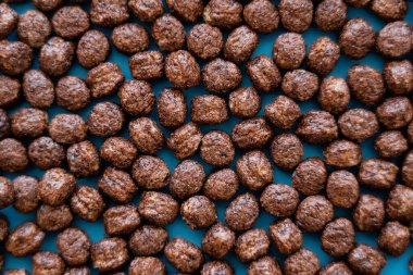Lezzetli gevrek toplarının en üst görüntüsü, mavi üzerine çikolata aromalı