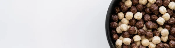 Shora Pohled Cereální Kuličky Čokoládovou Vanilkovou Příchutí Misce Izolované Bílém — Stock fotografie