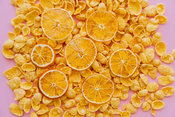 Ovanifrån Torkade Apelsiner Toppen Krispig Frukost Majs Flingor Isolerade Rosa — Stockfoto