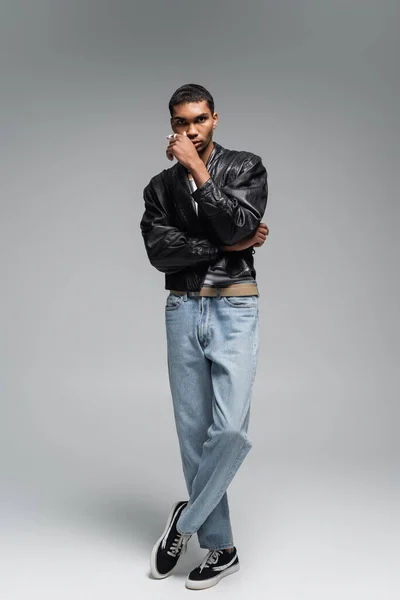 Intera Lunghezza Elegante Uomo Afroamericano Jeans Giacca Pelle Posa Grigio — Foto Stock