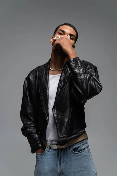 Jong Afrikaans Amerikaans Man Jeans Lederen Jas Poseren Met Hand — Stockfoto