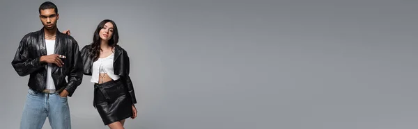 가운을 주머니에 포즈를 취하는 아프리카 미국인 — 스톡 사진