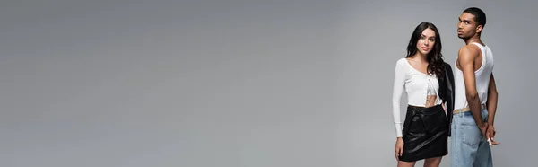Молода Жінка Стильному Вбранні Позує Біля Афроамериканського Чоловіка Верхній Частині — стокове фото
