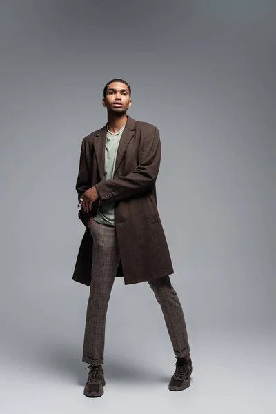 Pełna Długość Młody Afrykański Amerykański Człowiek Jesienny Wełniany Płaszcz Patrząc — Zdjęcie stockowe