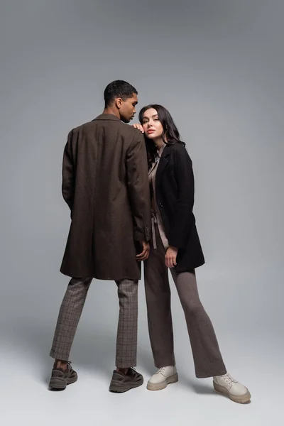 Full Length Stylish Interracial Couple Autumnal Outfits Posing Together Grey — Stock Photo, Image