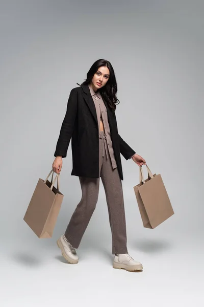 Full Length Young Woman Stylish Autumnal Outfit Walking Shopping Bags — Stock Photo, Image