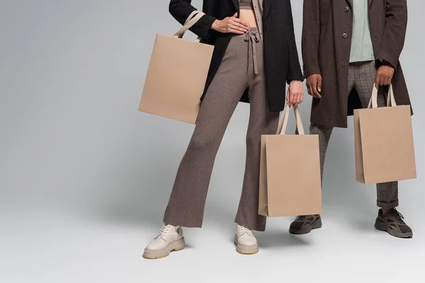 Gedeeltelijk Zicht Stijlvol Interraciaal Paar Herfstkleding Met Boodschappentassen Grijs — Stockfoto