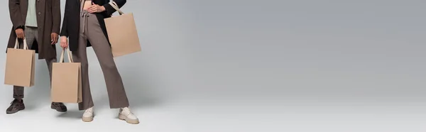 Μερική Άποψη Του Κομψού Διαφυλετικό Ζευγάρι Φθινοπωρινά Ρούχα Κρατώντας Τσάντες — Φωτογραφία Αρχείου