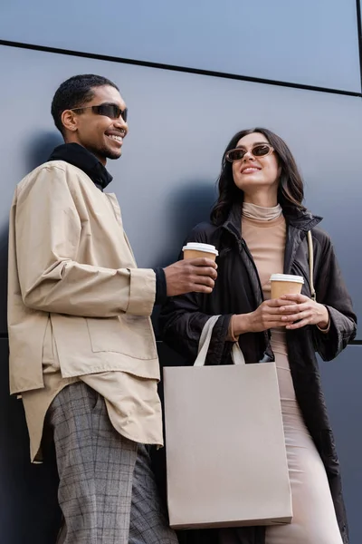 Homem Americano Africano Feliz Jovem Mulher Óculos Sol Elegantes Segurando — Fotografia de Stock