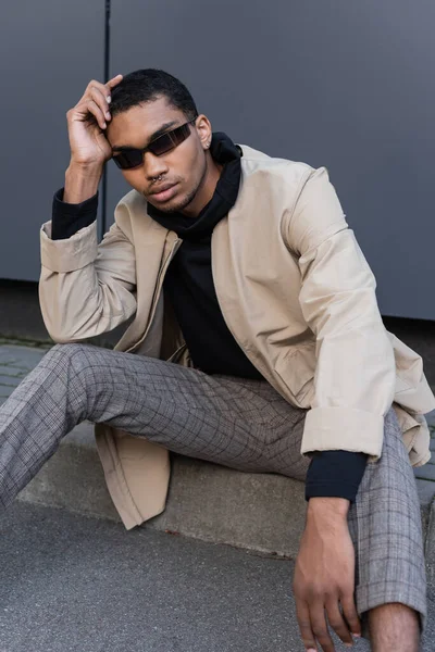 Portrait Young African American Man Autumnal Outfit Stylish Sunglasses Sitting — Stock Photo, Image