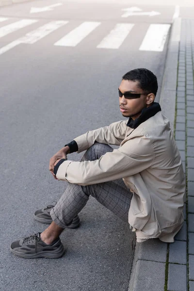 Longitud Completa Joven Afroamericano Hombre Traje Otoñal Gafas Sol Con — Foto de Stock